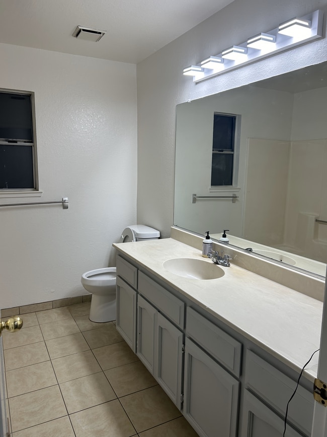 Baño 1 - 2100 Branding Iron Dr