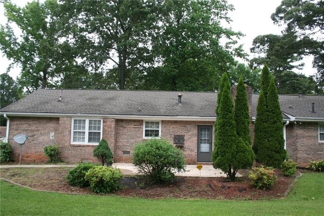 Photo - 2075 Pinewood Dr