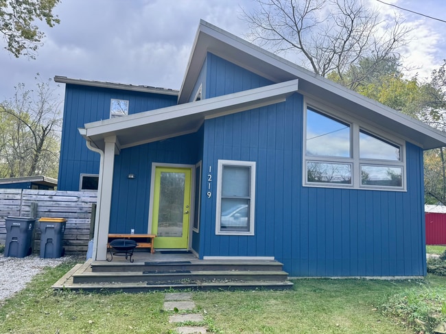 Building Photo - 1219 W Cottage Grove Ave Rental