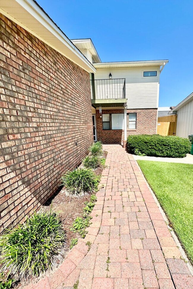 Photo - GORGEOUS 3 bedroom/3 bathroom/2 car garage townhome for rent in the desirable DONLABROOK GARDENS!