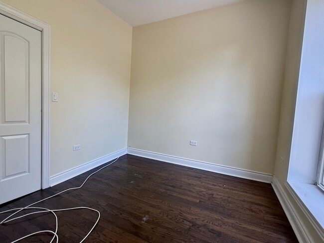 Photo - 2300 N Springfield Ave Unidad 2