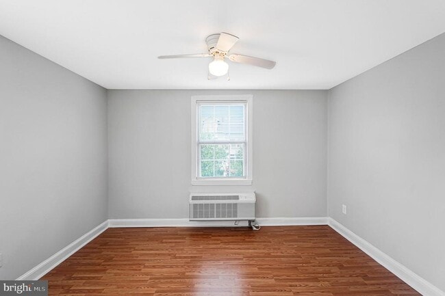 Building Photo - 1808 W Abingdon Dr Unit 301