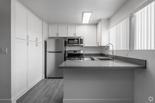 2BR, 1BA - 960SF