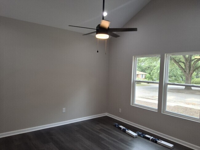 Photo - 3500 Grand St