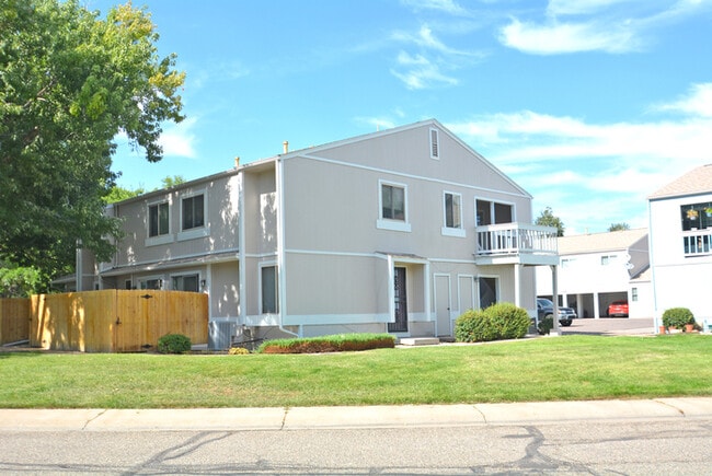 Building Photo - Town Home