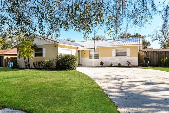 Building Photo - 527 Robin Hill Cir