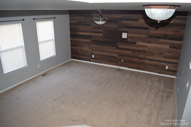 Photo - 8549 Hawthorn Hill