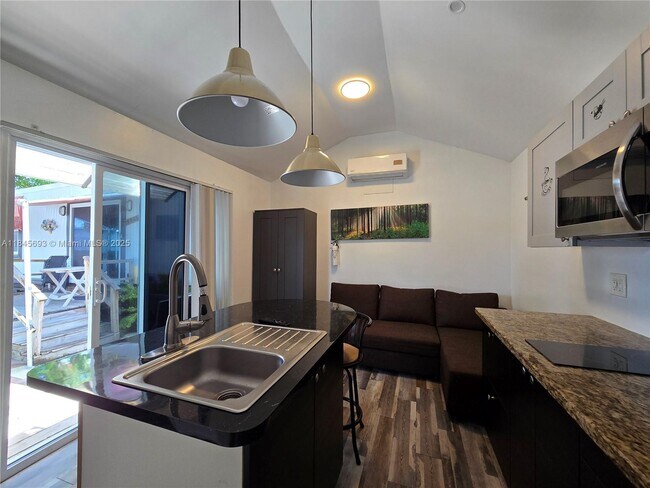 Photo - 330 SW 13th St