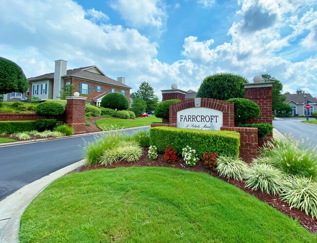 Building Photo - Ready NOW! Ridgely Manor Condo! New Carpet...