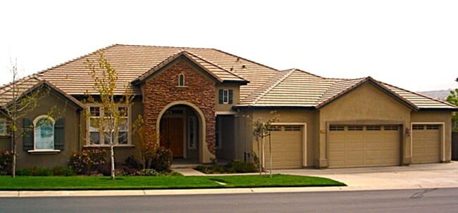 Building Photo - RARE ONE STORY EXECUTIVE HOME IN GATED COM...