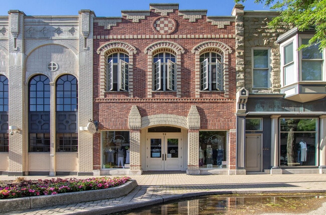 Building Photo - 32 E 8th St Unit 32 E 8th Street Apartment