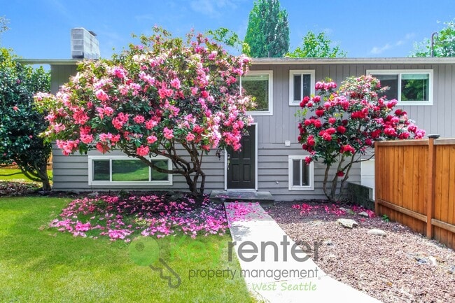 Building Photo - Spacious 4 Bedroom with Open Floor Plan and AC