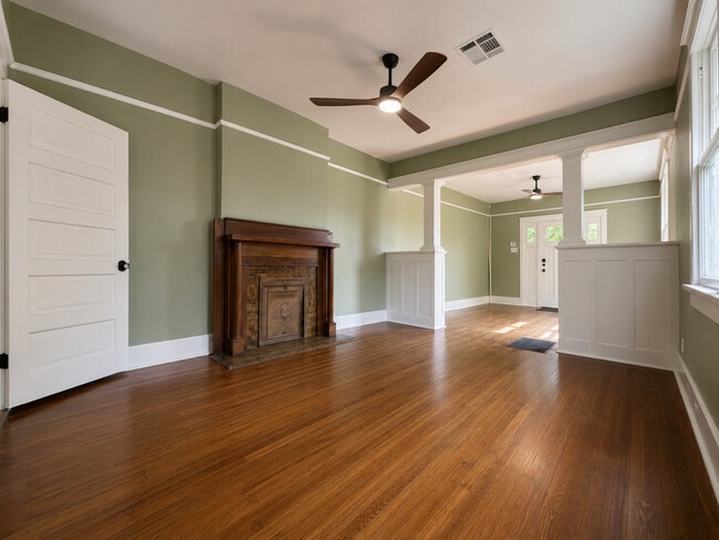 Photo - 2627 Laharpe St