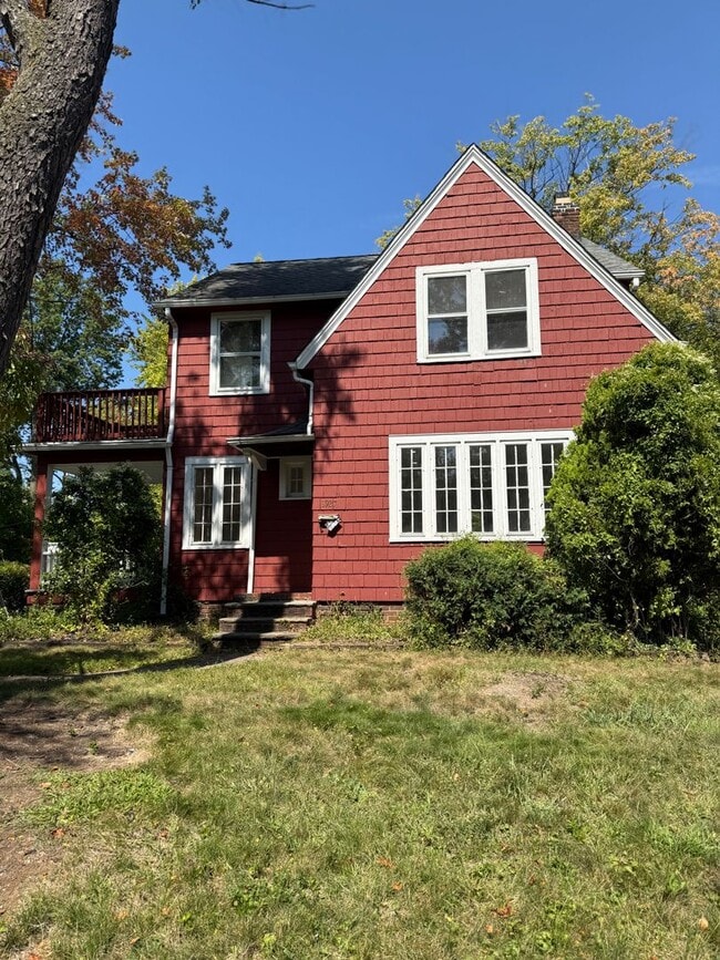 Building Photo - Bright modern home with large back yard!