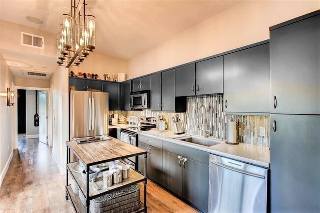 Building Photo - 889 Date St