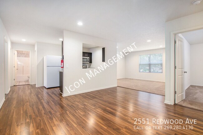 Photo - 2551 Redwood Ave
