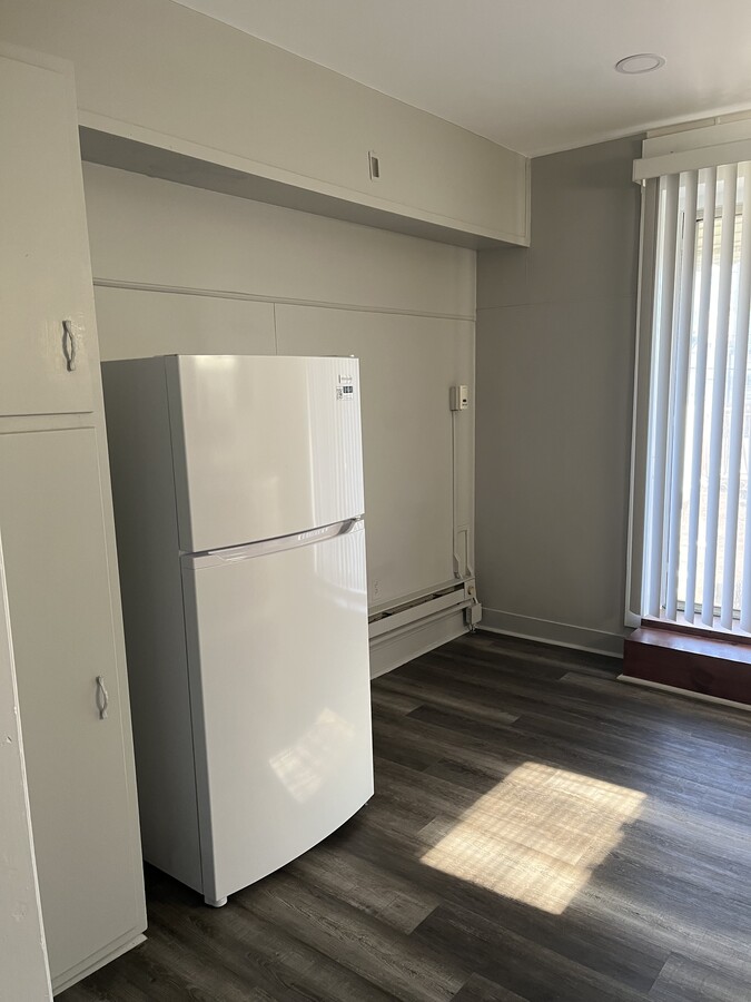 Full-Size Appliances | Eat-In Kitchen - 1521 S Broad St Unit 2R