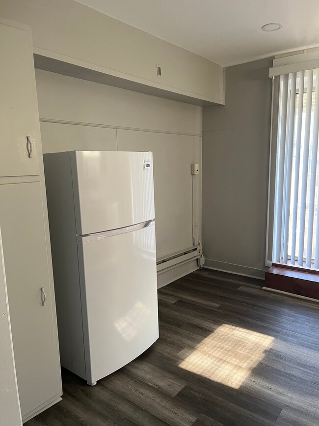 Full-Size Appliances | Eat-In Kitchen