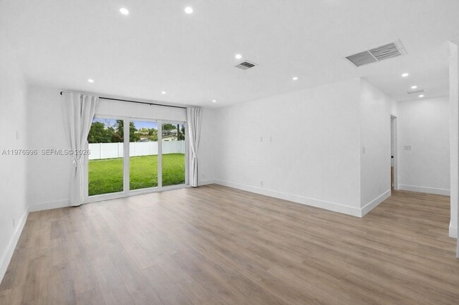 Photo - 461 SW 1st St