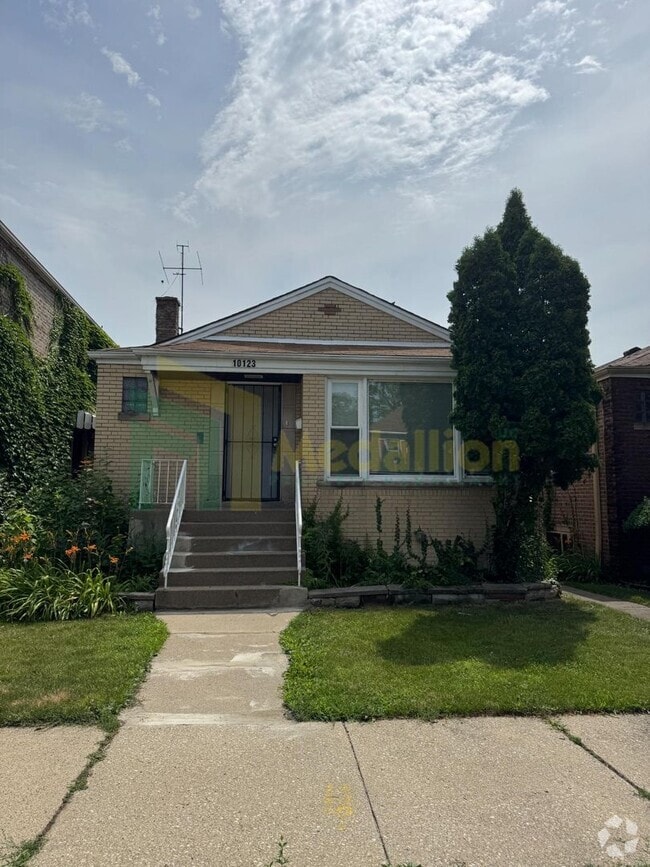 Building Photo - Brick Bungalow 4 bed 2 bath + Bonus area i... Rental