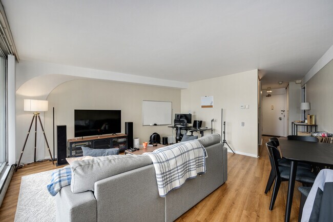 300 N State St Unit 3508