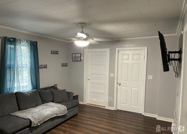 Building Photo - 305 Oak Tree Ave Rental