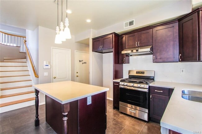 Photo - 655 Roscoe St