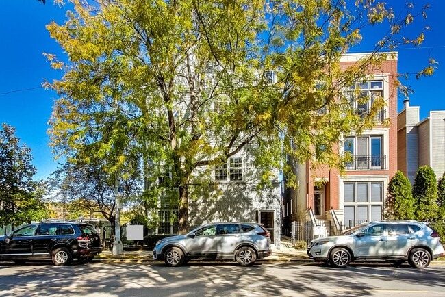 Building Photo - 1640 W Diversey Pkwy Unit 4