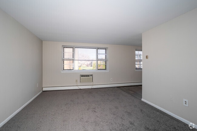 1BR, 1BA - 650-720SF - Living Room - Algon Arms