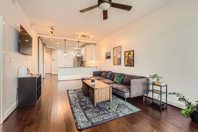 Photo - 333 W Trade St