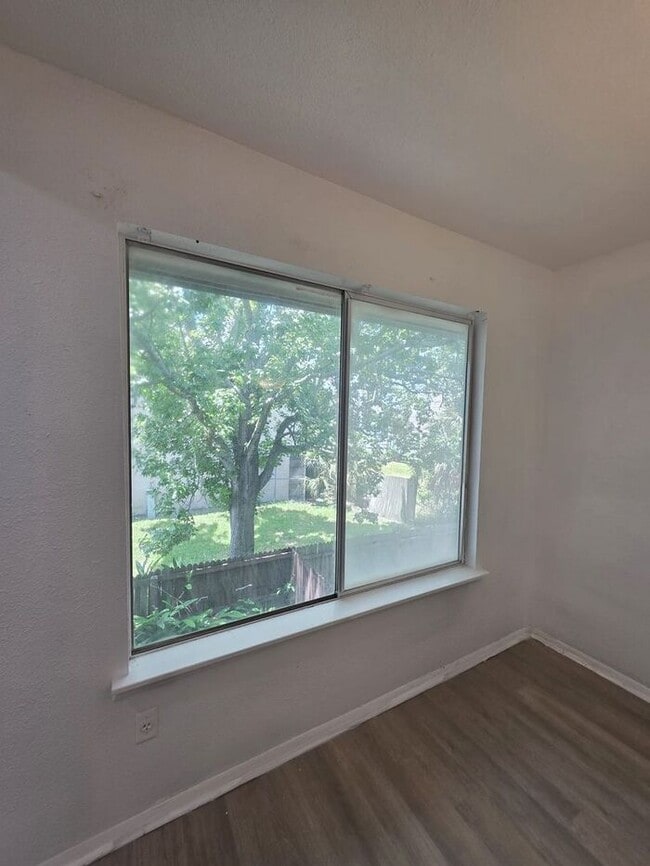 Photo - Spacious one bedroom near The Mall of Mill...