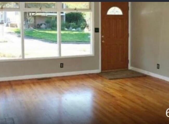 Photo - 325 Donald St