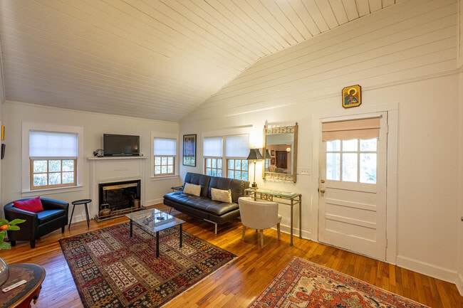 Photo - 566 Newberry St SW