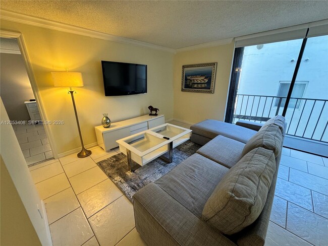 Building Photo - 2625 Collins Ave Unit 320