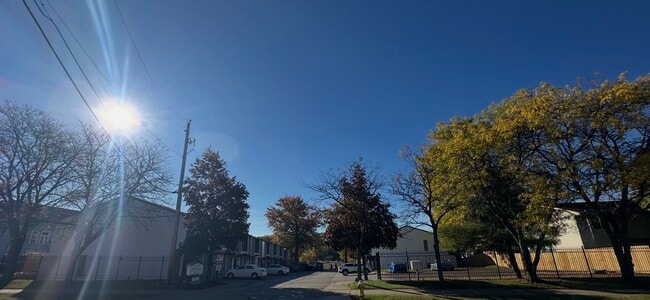 Vista de calle - Akron U Townhomes - Student Housing
