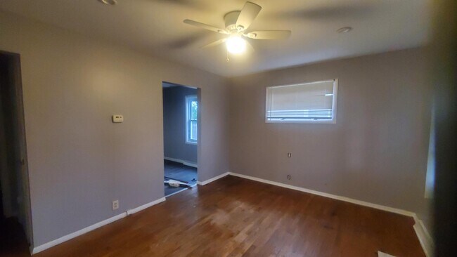 Photo - 3929 Larchmont St