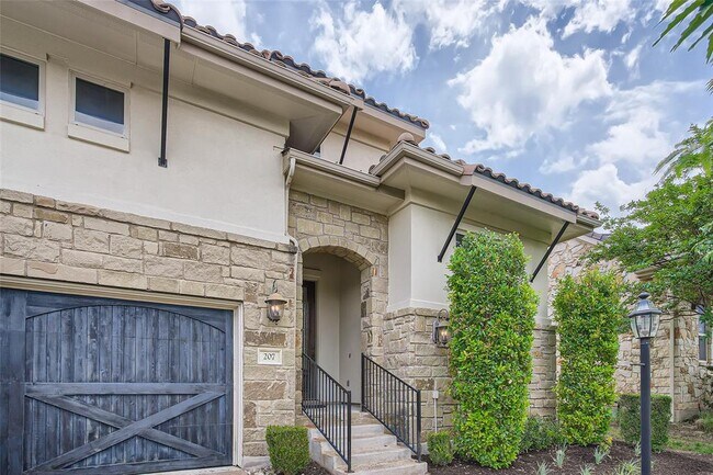 Photo - 207 Maxwell Way