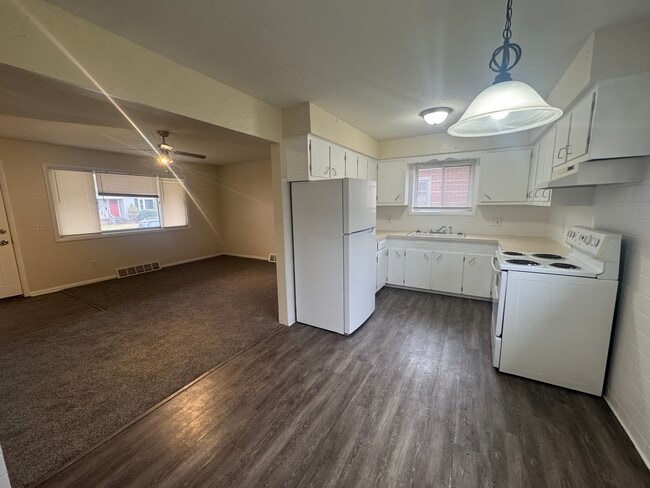 Photo - 1325 Vermont Pl NE