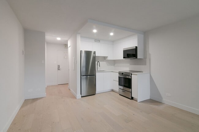 Building Photo - 1975 Maisonneuve Blvd W Unit 910