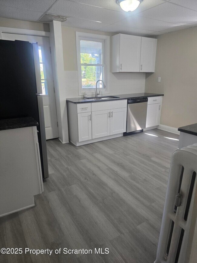 Photo - 323 Larch St