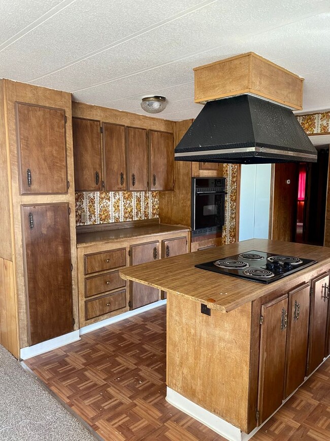 Building Photo - Large 3 bed 2 bath with fenced back yard