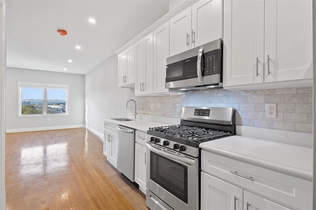 Building Photo - 311-315-315 West Side Ave Unit 205