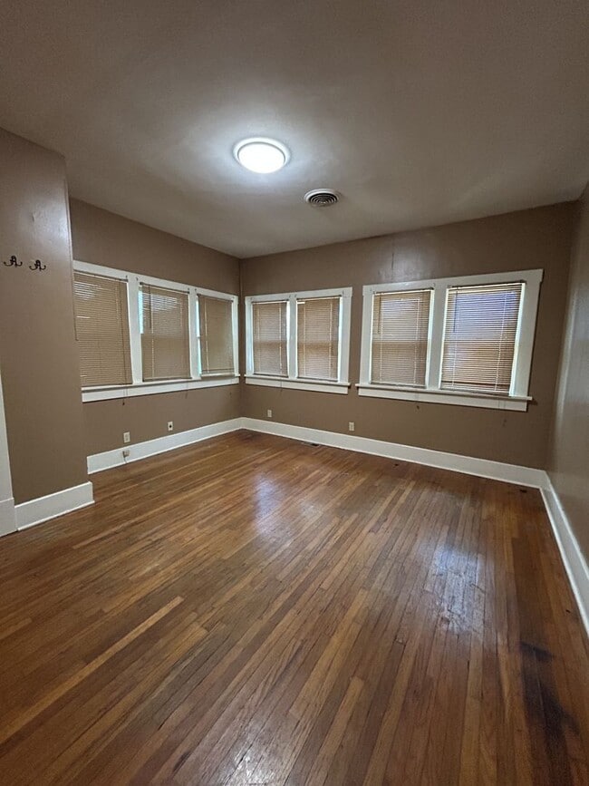 Photo - Large 3 bedroom 1 bath steps away from PSU Campus!!