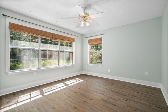 Photo - 165 Robbins Blvd