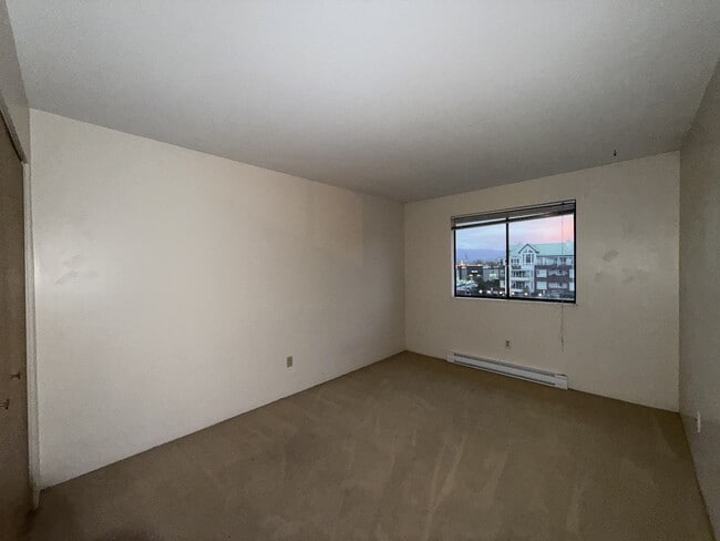 Photo - 45744-45744 Spadina Ave