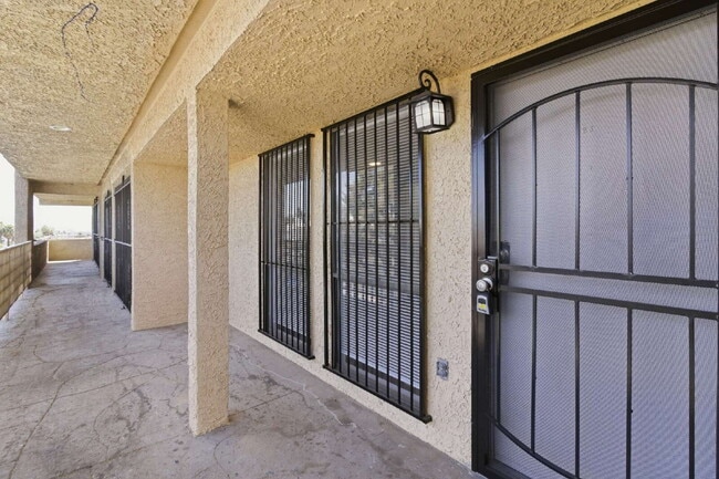 Building Photo - Top-floor studio apartment! Recently renovated with brand new flooring and paint throughout. Unit 28