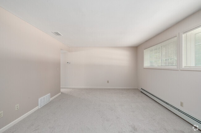 1BR, 1BA - 765SF - Living Room