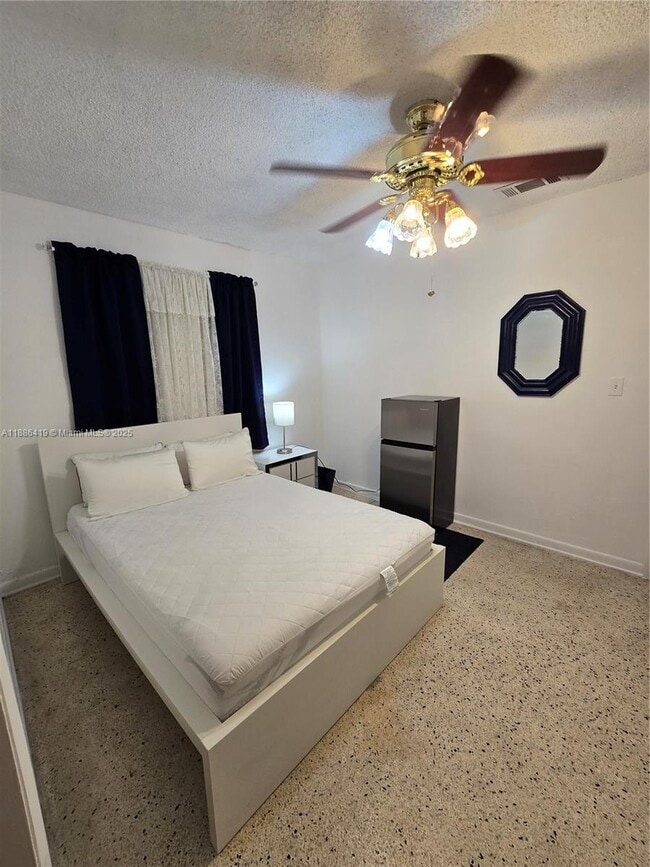 Photo - 472 E 15th St