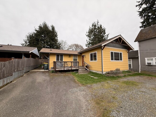 Photo - 3bdrm/2 bath house with a yard, laundry, and parking in Happy Valley!