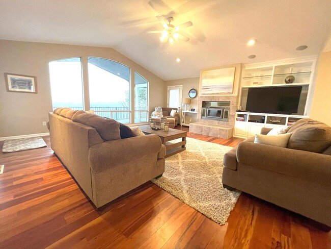 Photo - Elegant 4 bedroom 2.5 bath home, Completel...